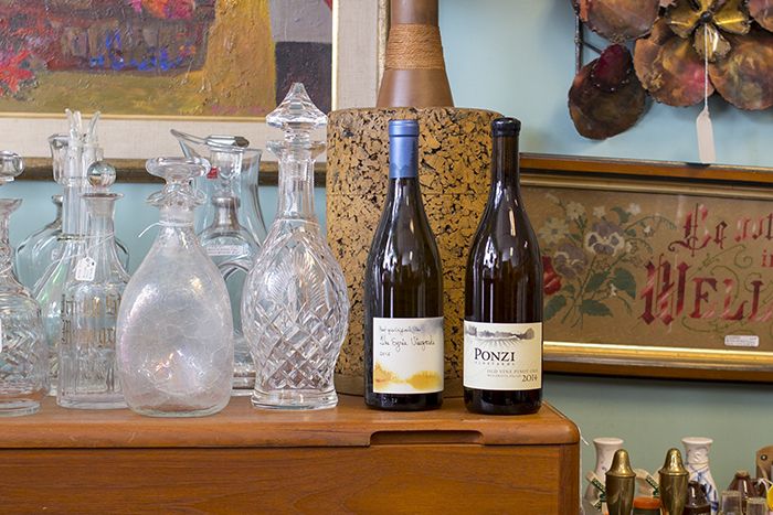 Una botella de The Eyrie Vineyards 2015 Original Vines Pinot Gris y una botella de Ponzi 2014 Old Vine Pinot Gris.