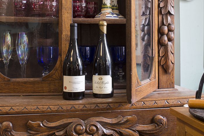 Una botella de Willamette Valley Vineyards 2015 Vintage 42 Chardonnay y una botella de Bethel Heights 2014 The High Wire Estate Chardonnay.