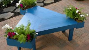 Blauer Tisch mit Pflanzgefäß