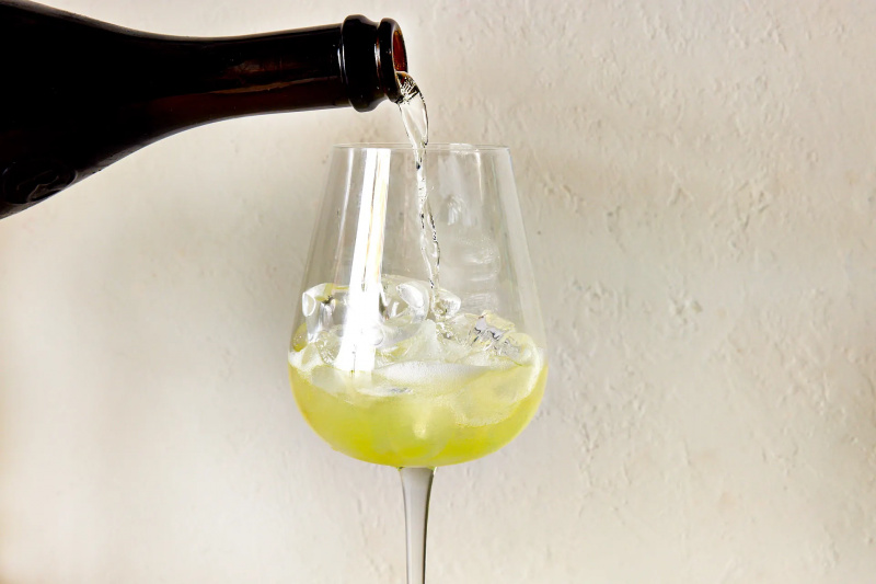 Fremstilling af en Limoncello Spritz