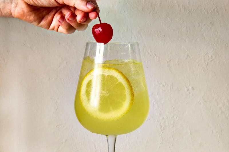 Fremstilling af en Limoncello Spritz