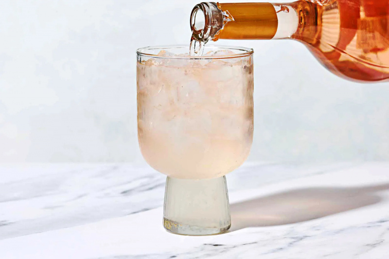 thêm Rosé vào nước chanh