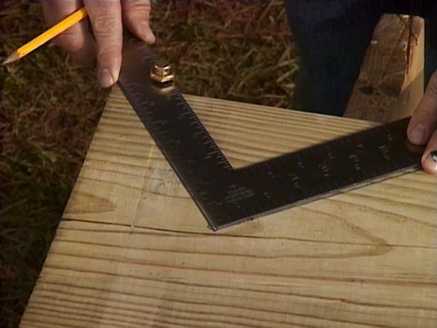 Portaiden sivut tai narut leikataan 2 x 12 laudasta. Merkitse kehystävällä neliöllä osat, jotka leikataan pois nauhasta. Aloita levyn yläkulmasta ja aseta neliö siten, että toinen jalka on 7,46 (nousu) ja toinen on 10 (kulutuspinta).