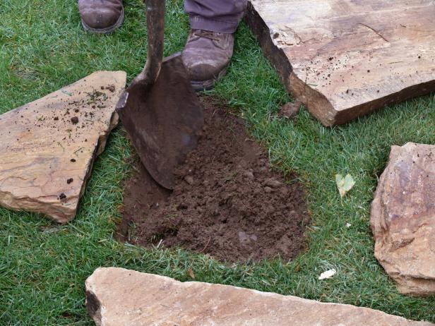 Ако използвате по-дебели камъни, можете да ги поставите директно върху почвата, без да използвате дробилка. Изкопайте дупка в почвата със същия размер и форма като камъка.