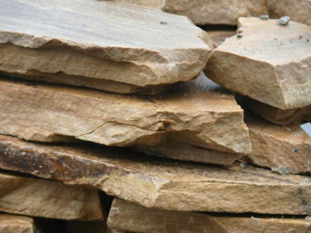 Каменният камък се предлага в различни дебелини, вариращи от един до четири инча. Ако във вашия район няма каменни дворове или кариери, можете да ги поръчате чрез доставката на местния строител. Обикновено се сглобява върху дървени палети и се продава по тегло. Един палет обикновено съдържа един и половина тона камък. В зависимост от дебелината, един тон плоча ще покрие от 80 до 100 квадратни метра пешеходна пътека.