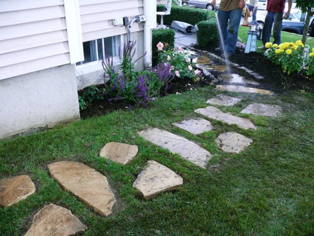 庭のホースで石を洗い流して、破片を取り除き、草を再定住させます。