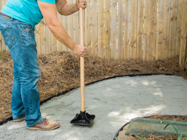 5 žingsnis. Įpilkite smėlio ir tampono žemyn. Kai piktžolių blokų medžiaga yra vietoje, paskleiskite keletą centimetrų smėlio, įsitikinkite, kad jis šiek tiek lygus. Norėdami geriau nutekėti, pabandykite kelio vidurį padaryti šiek tiek aukštesnį nei šonai, kad geriau išbėgtų. Sutankinkite smėlį žemyn.