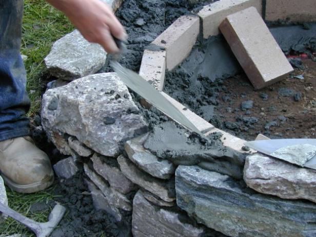 setiap batu baru dipasang di mortar dan diatur dengan kulir