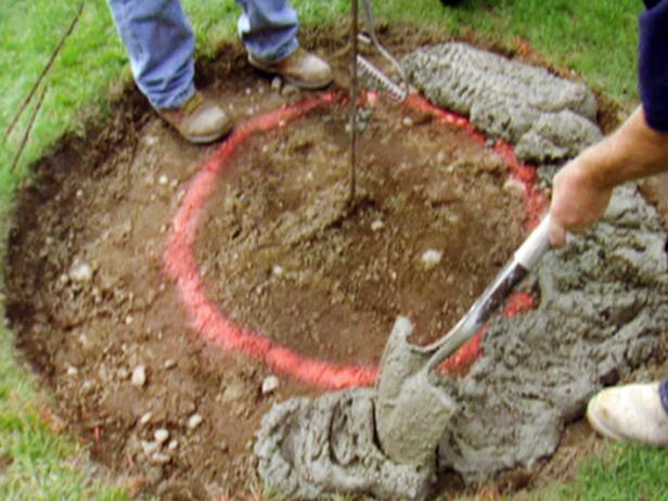 Tee perusta kiville istumaan. Sekoita betonia vedellä, kunnes se saavuttaa maapähkinävoita. Aseta märkä betoni kahden ympyrän väliin niin, että se on tasainen maanpinnan kanssa.