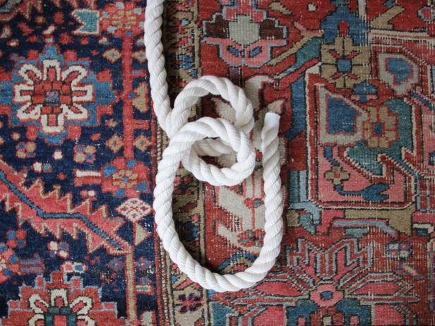 러닝 볼린은 로프를 나무 가지에 고정하는 훌륭한 매듭입니다. 그림과 같이 먼저 두 개의 루프를 형성하여 매듭을 만드십시오.