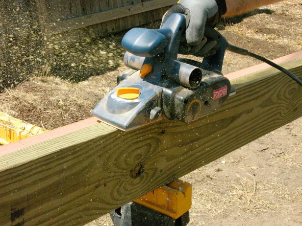 Con madera tratada a presión, haga que ambas tablas estén al ras con una cepilladora eléctrica.