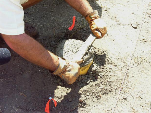 Ko zmešate serijo betona, jo zataknite v luknje in odvečno odstranite z rezervnim lesenim kolcem.