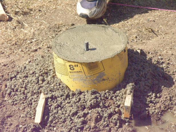 Preden pustite, da se beton strdi 48 ur, v vsak keson vstavite J-vijak. Sčasoma bo to pomagalo vezati krov.