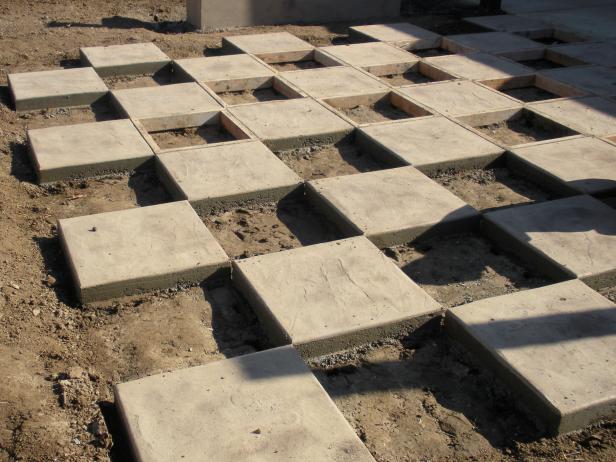 Kad betons ir izveidojies apmēram 24 stundas vēlāk, noņemiet rāmjus, lai atklātu jūsu šaha dēļa modeli.