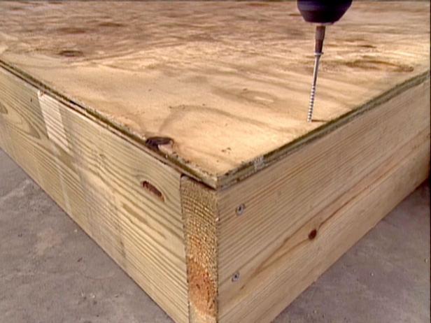 cortar madera para que coincida con las dimensiones de la caja y adjuntar
