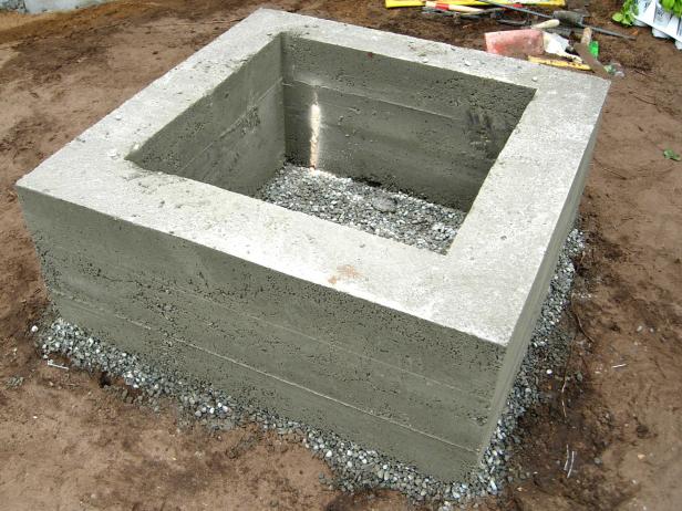 Слатког дизајна и напорног рада, ово двориште оживљава бетонском шик ватреном особином. Извођач заглађује бетонски малтер на бочним странама спољне стране ватре сунђером. Камење и здела седе у унутрашњости пројекта.