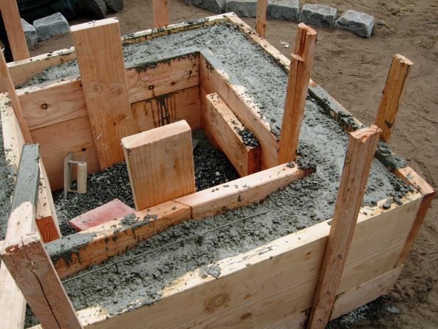 Con un design dolce e un duro lavoro, questo cortile prende vita con un elemento antincendio in cemento chic: il cemento è stato versato all