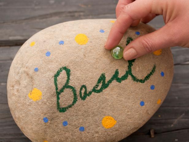 Tambahkan sentuhan dekoratif dengan menempelkan kelereng atau ubin kaca berwarna-warni ke batu.