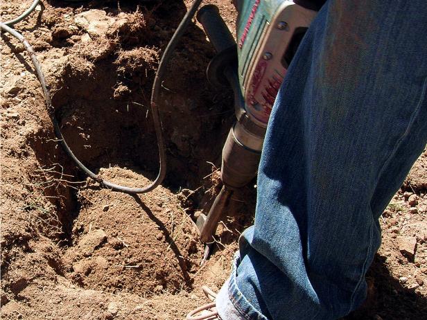 Utilisez une tarière pour creuser des trous pour les poteaux