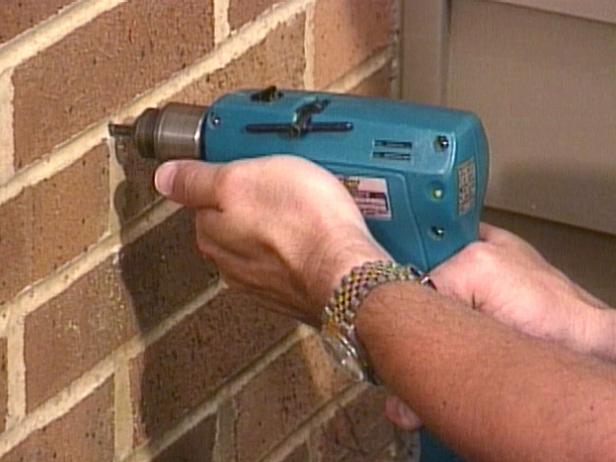 Če nameravate transformator pritrditi na opečno steno, izvrtajte luknje za pritrditev z uporabo zidarskega nastavka in v luknje namestite sidra iz plastike ali svinca.