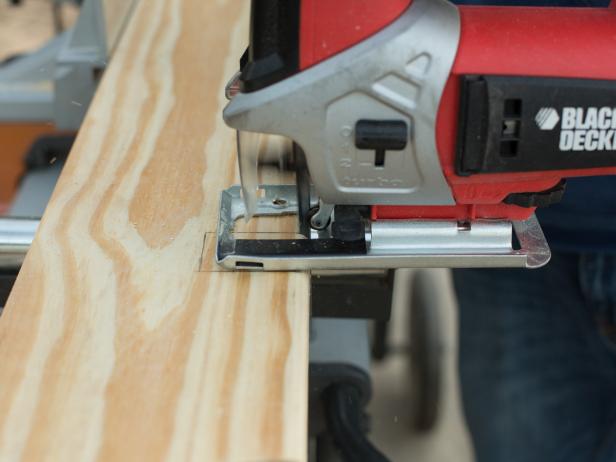 Naudodami dėlionę, iškirpkite medienos išpjovą.