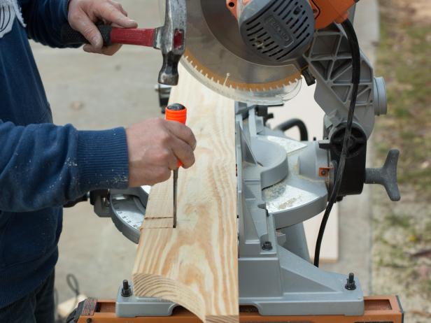 Utilizzare uno scalpello da legno e un martello per rimuovere la larghezza appropriata necessaria per accogliere le porte.