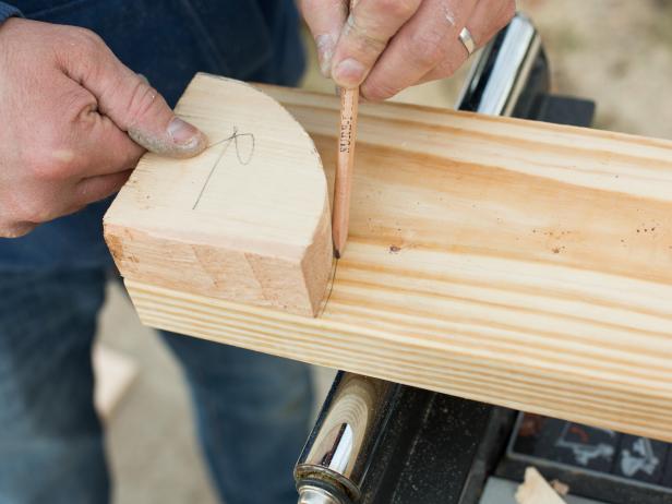 Tạo mẫu hình tròn một phần tư bằng cách vạch một cạnh tròn lên hai miếng gỗ thông phế liệu hoặc ván tuyết tùng, sau đó cắt mẫu lên 2 & apos; x 6 & apos; tấm ván.