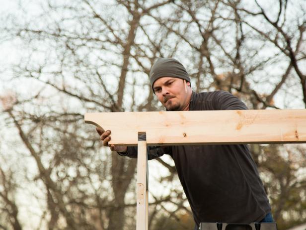 Krok 11: Připevněte první dvě horní desky altánů Umístěte vnější kusy dřeva tak, aby lícovaly s hranou všech dveří. Klepnutím na dřevo kladivem zajistíte těsné uchycení a poté pomocí vrtačky připevněte 2 venkovní vruty do dřeva.