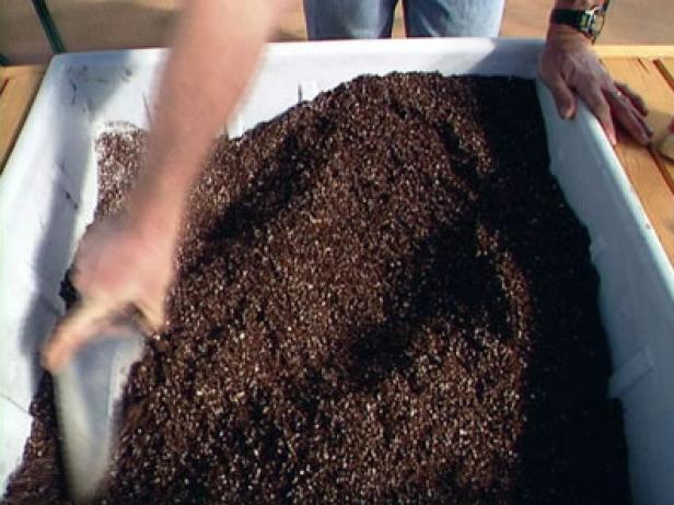 торфен мъх помага на почвата да задържа влага