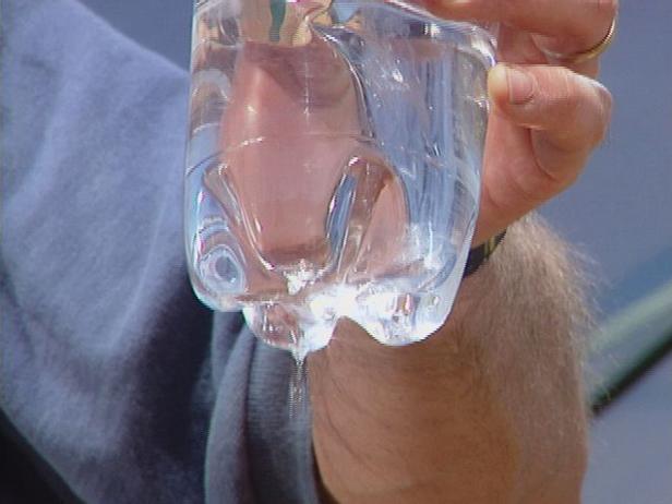 sticla de apă este un sistem de udare ieftin