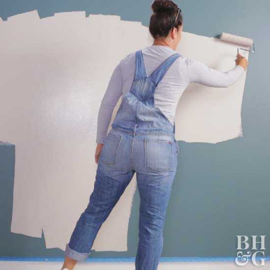Festőhenger használata a fal gyors felfrissítésére