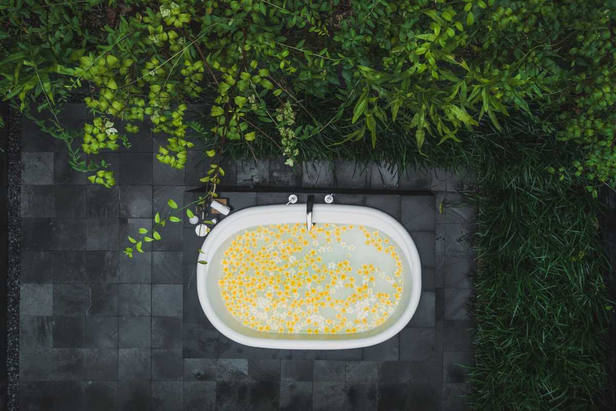 Le vasche da bagno nel cortile stanno vivendo un momento, ma dovresti fare il grande passo?