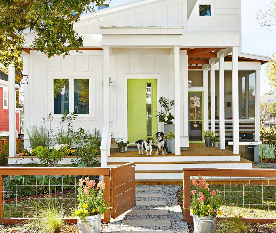 maison blanche moderne porte vert lime chiens porche clôture porte