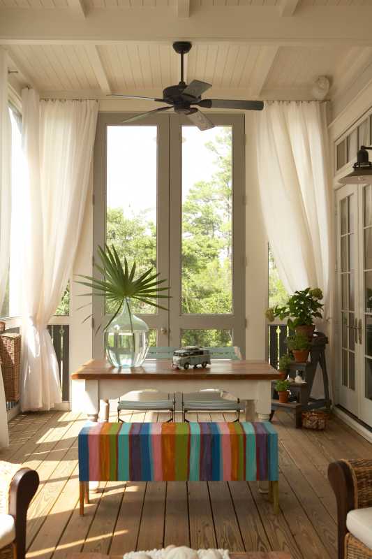 veranda med gardiner og spisebord