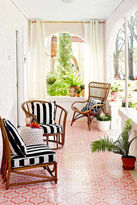 縞模様の椅子、カーテンのあるポーチ