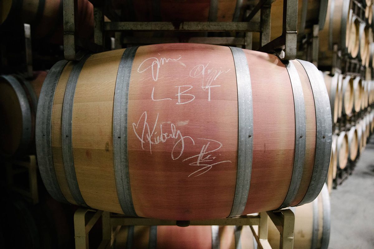 4 Kellarin viini tynnyrissä, jonka on allekirjoittanut Little Big Town.