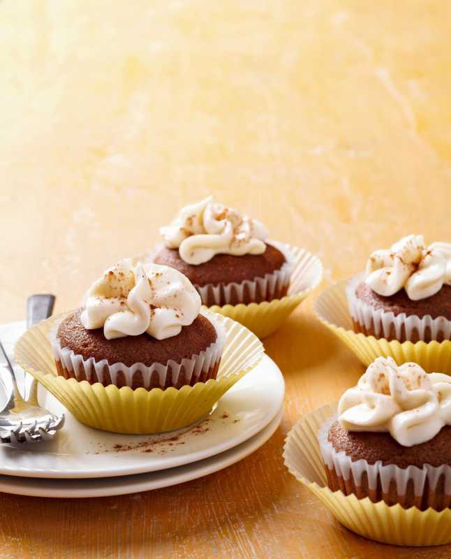Gewürzte Melasse-Cupcakes mit Marshmallow-Frischkäse-Zuckerguss