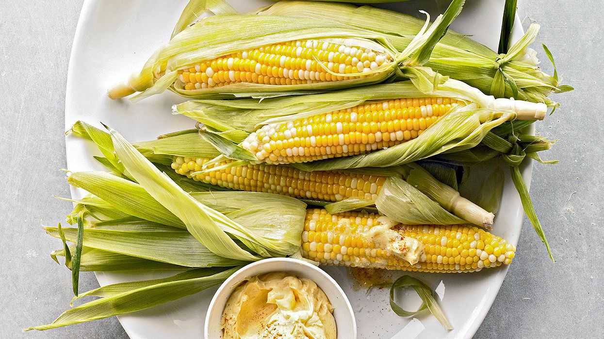 Mazorca de maíz hervida con cáscara