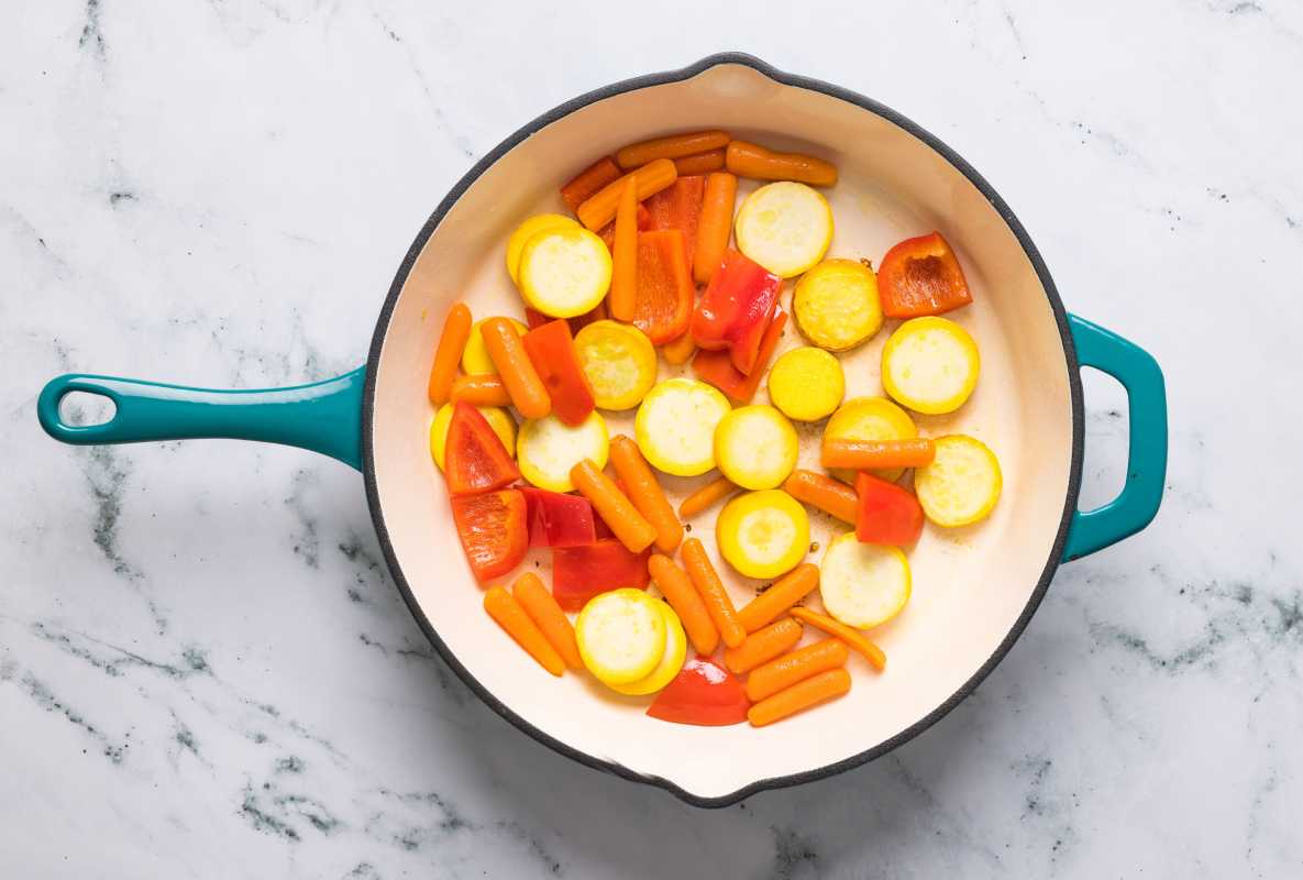 morcovi, dovleac și ardei gras roșu în tigaie