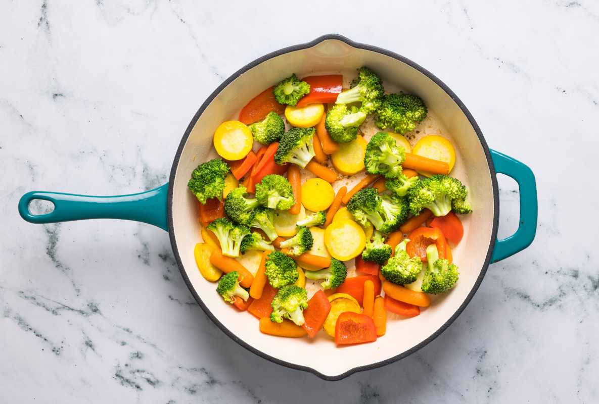 broccoli, morcovi, dovleac și ardei în tigaie
