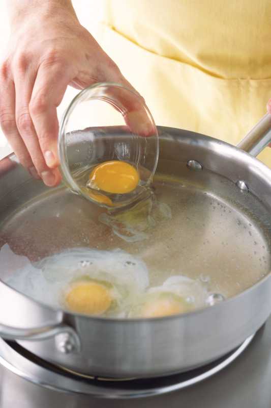 skillet poširanje jaje water simmering