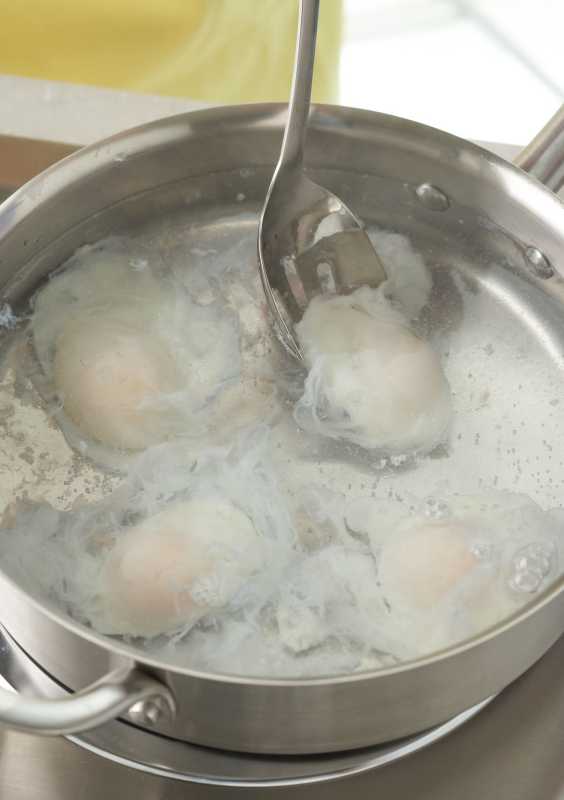 laisser mijoter les œufs à découvert avec une cuillère à égoutter