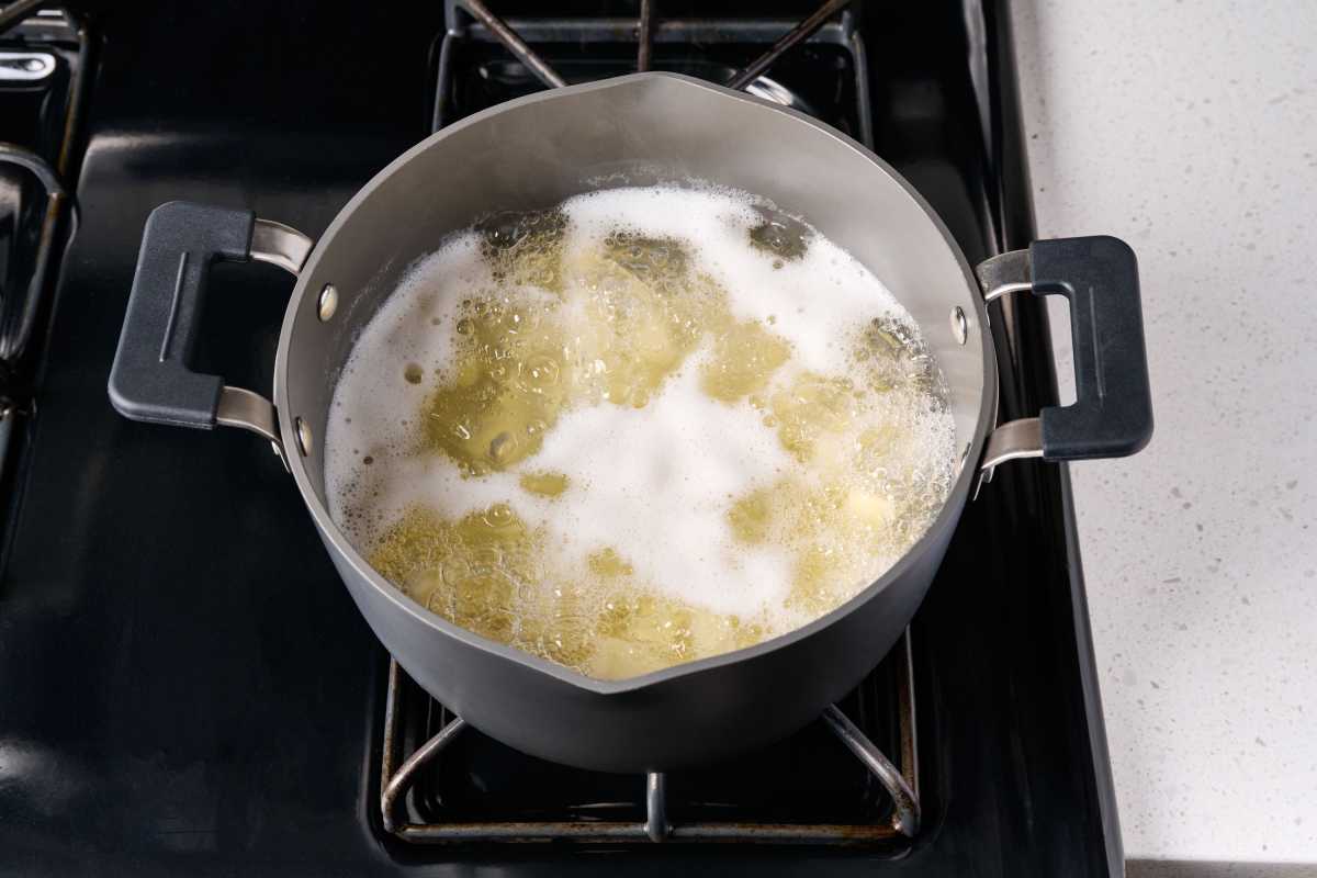 Hvor længe skal man koge kartofler på 3 måder, så de er perfekt kogte