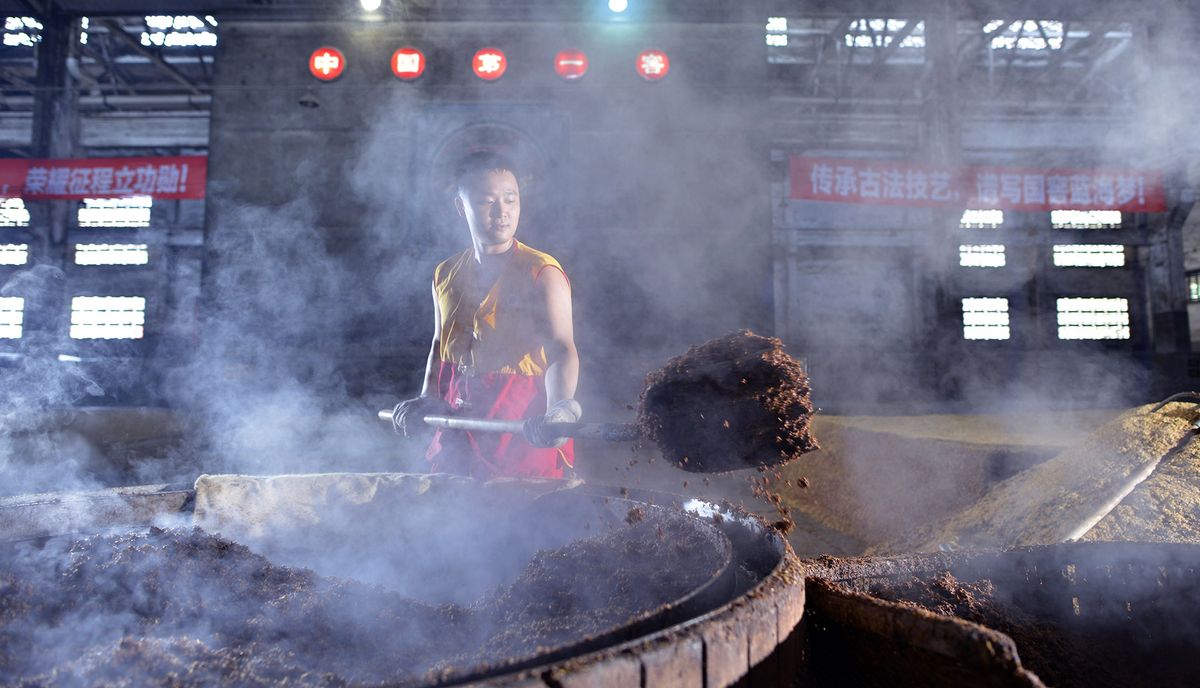 Dio istrošene kaše uklonjen je iz proizvodnje baijiu kako bi se stvorilo mjesta za svježe žito / Fotografija ljubaznošću Luzhou Laojiao