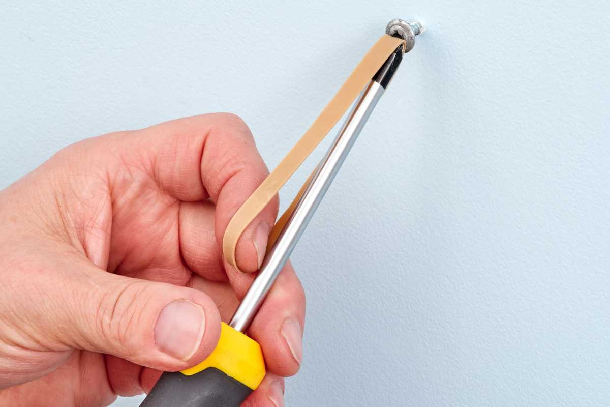 Verwenden Sie ein Gummiband, um die abisolierte Schraube zu entfernen