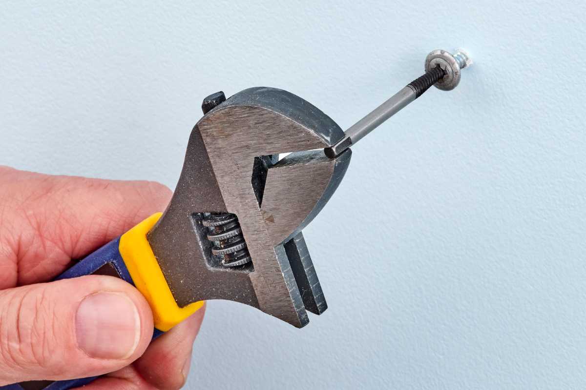 gamit ang stripped screw remover tool