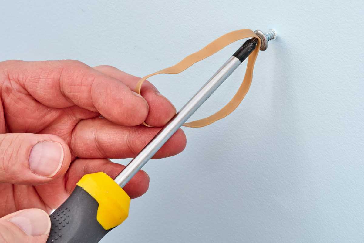 Cómo quitar tornillos pelados para salvar su proyecto de mejoras para el hogar