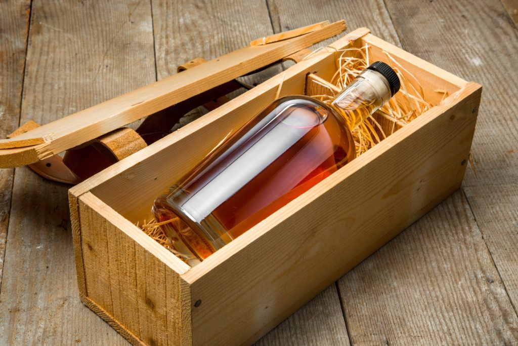 Bir kutu içinde bir şişe viski. Bu iki şeyden biri