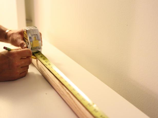 Измерете и маркирайте пръта на килера при желаното измерване с молив.