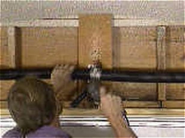 केबल को नीचे से ऊपर लाएं, और इसे दोनों तरफ से चरखी के पहिये से जोड़ दें (छवि 1)। पहिया को घुमाएं ताकि दरवाजे की तरफ से चरखी पर ढीला खींच लिया जाए।